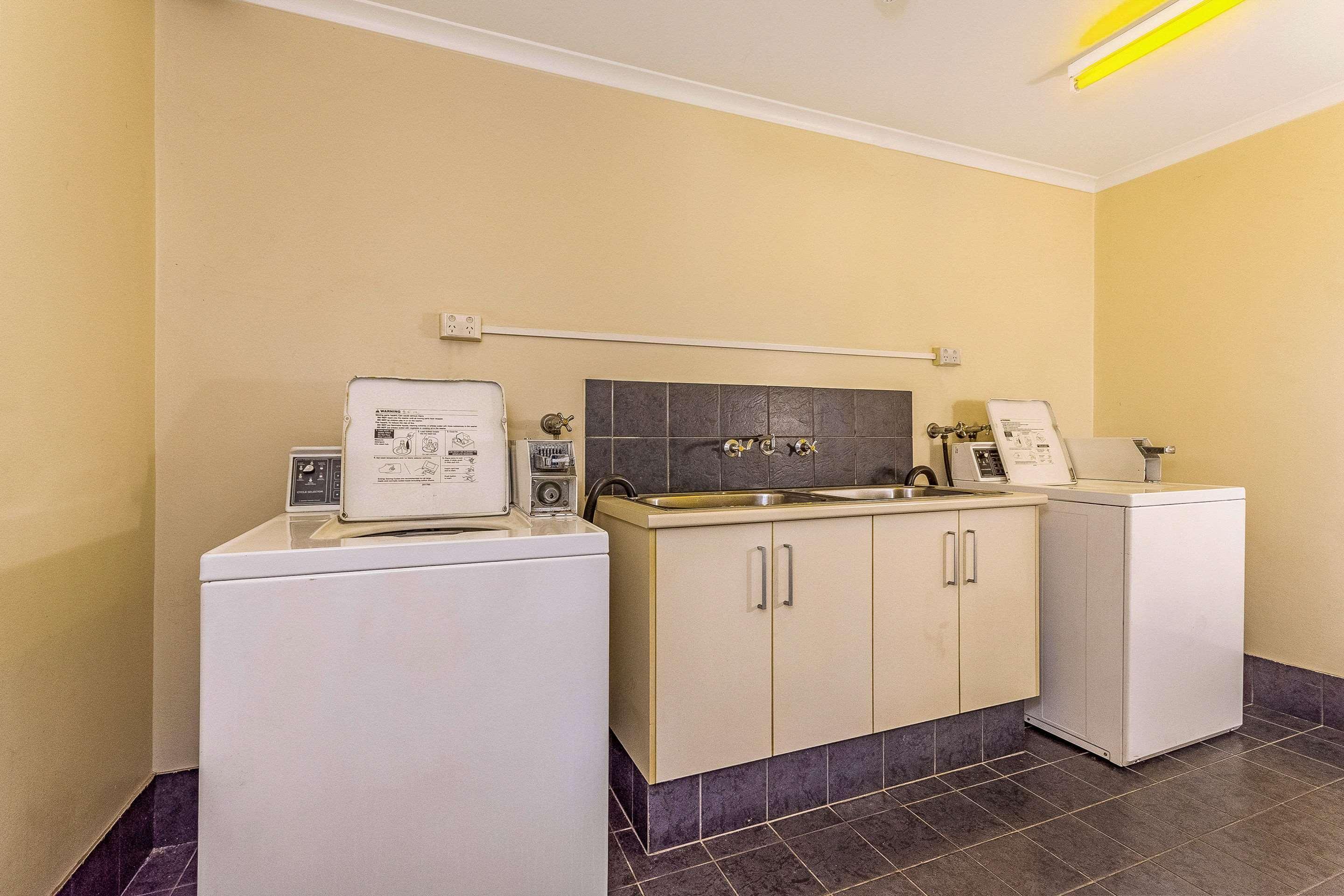 Quality Hotel Darwin Airport Екстер'єр фото Laundry facilities at the motel