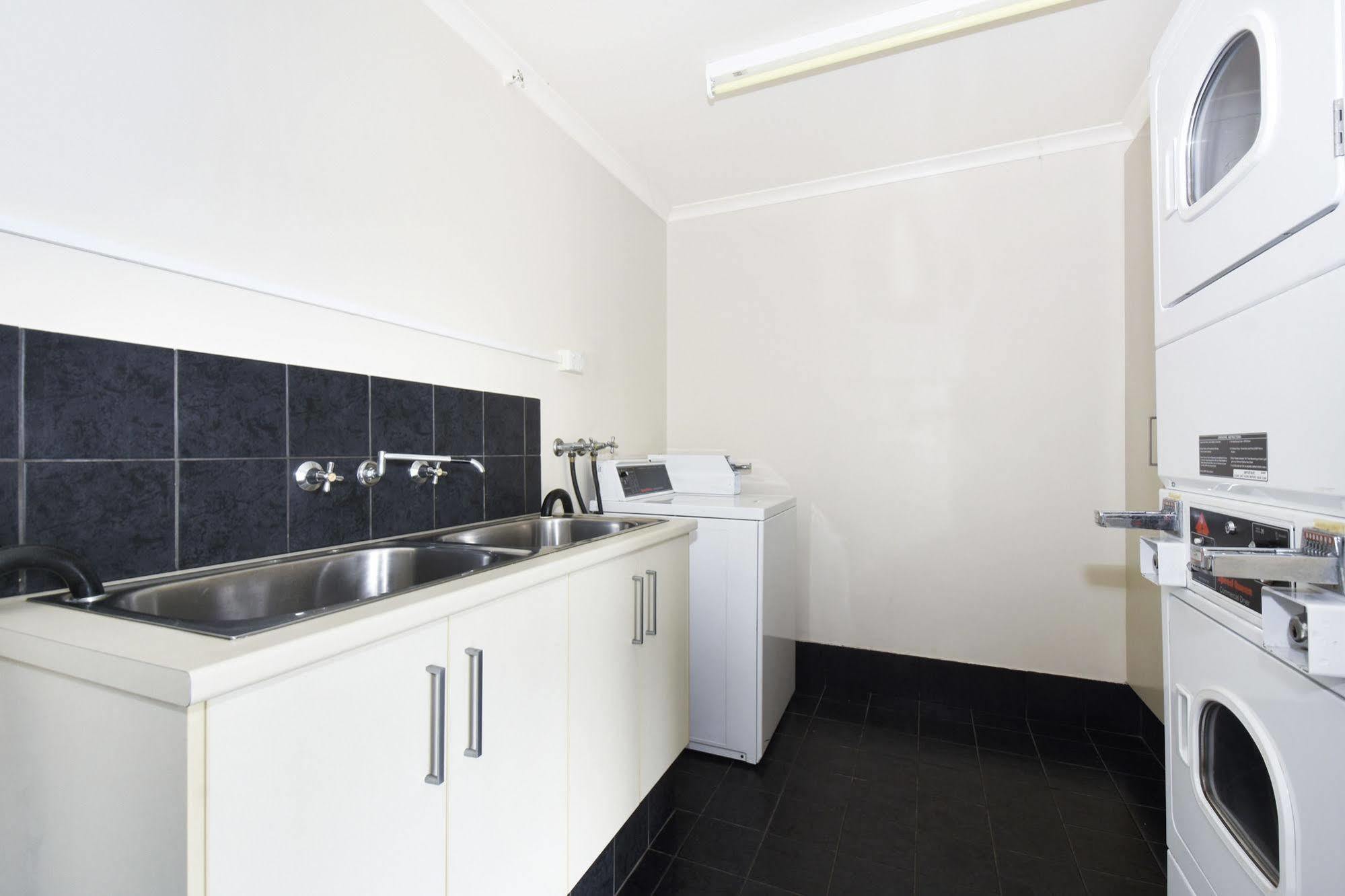 Quality Hotel Darwin Airport Екстер'єр фото A laundry room